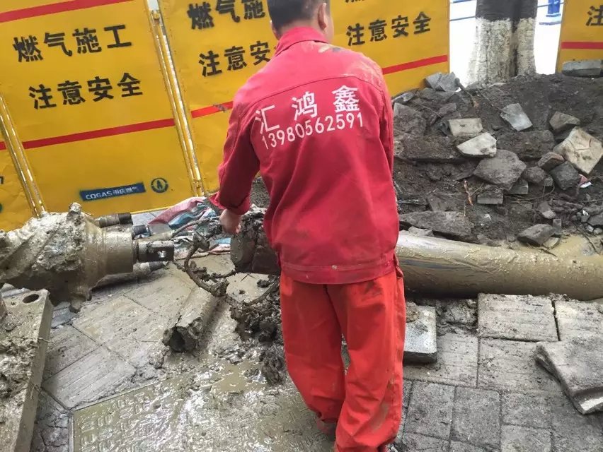 乐山天燃气定向钻施工200PE管，1条管道100米长，2015年4月23日顺利完工
