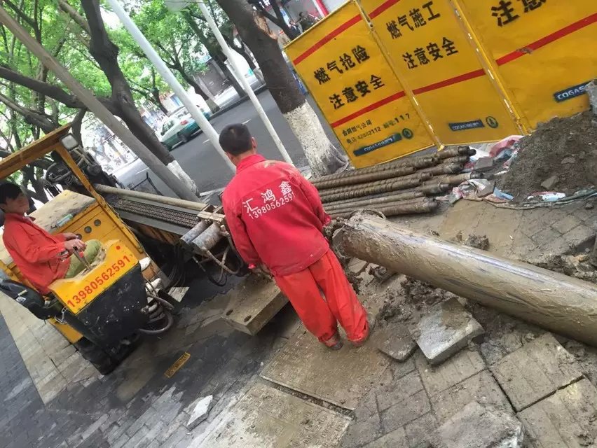 乐山天燃气定向钻施工200PE管，1条管道100米长，2015年4月23日顺利完工